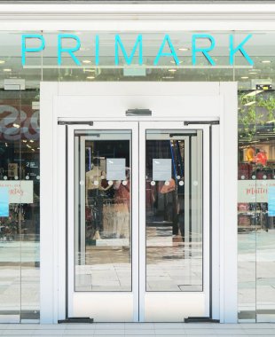 PRIMARK logo işareti yukarıda giriş kapısı