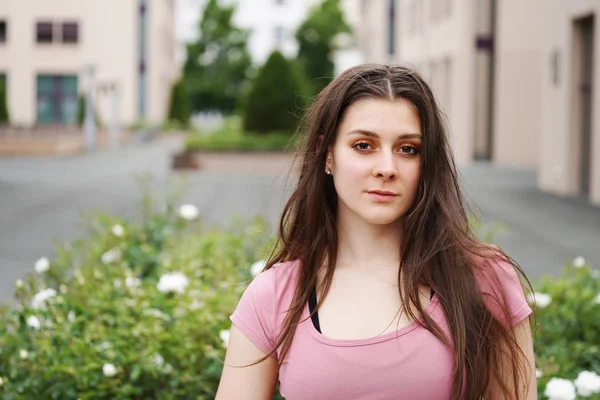 Straatportret van een serieuze jonge vrouw buiten. Mooie jonge vrouw in stedelijke omgeving met kopieerruimte — Stockfoto