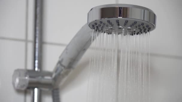 Chuveiro com chuveiro moderno e água corrente no banheiro — Vídeo de Stock