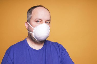 Yüz maskesi ya da toz maskesi olan ya da yüz maskesi filtreleyen kişi solunum cihazı ya da nefes koruması