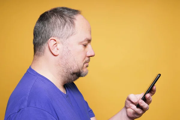 Homme mûr en utilisant smartphone lecture message texte — Photo