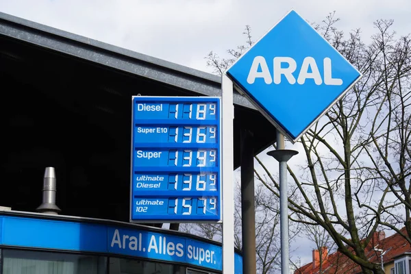 ARAL posto de gasolina na Alemanha com preços de pertol em exposição — Fotografia de Stock