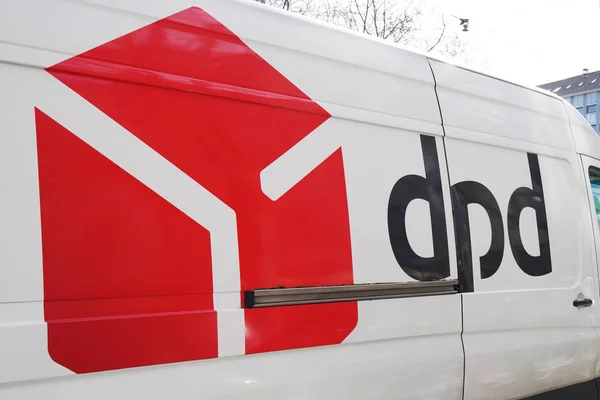 Logotipo dpd e marca na van de entrega de encomendas — Fotografia de Stock