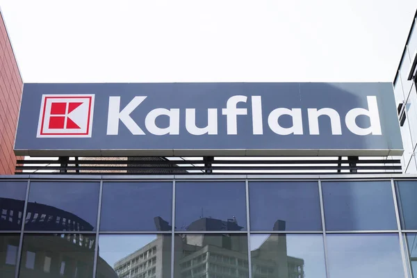 Kaufland é um hipermercado alemão ou cadeia de supermercados — Fotografia de Stock