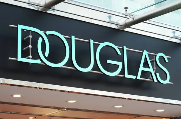 Nome da empresa sinal da cadeia de perfumaria Douglas e loja filial local em Hannover, Alemanha, em 2 de março de 2020 — Fotografia de Stock