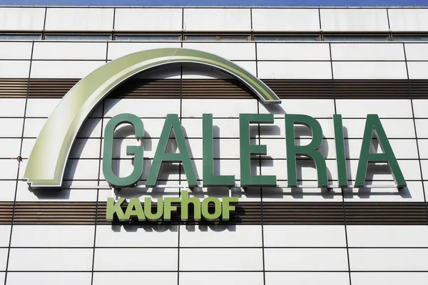 Galerie Kaufhof logo sign on facade of local department store branch in Hannover, Germany on março 2, 2020 — Fotografia de Stock