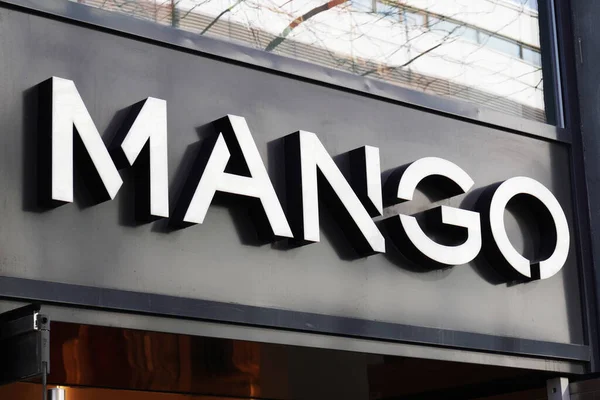 Mango-Markenschild am 2. März 2020 in einem lokalen Modegeschäft in Hannover — Stockfoto