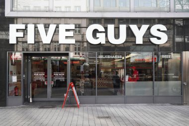 5 Adam 2 Mart 2020 'de Hannover, Almanya' da günlük hamburger restoranı açtı.