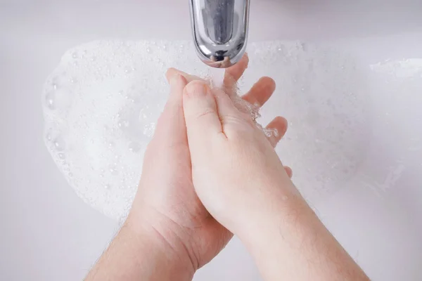 Lavarse las manos con agua y jabón desde una perspectiva personal — Foto de Stock