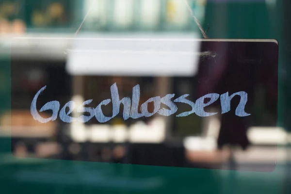 Sign geschlossen meaning closed in german — Stockfoto