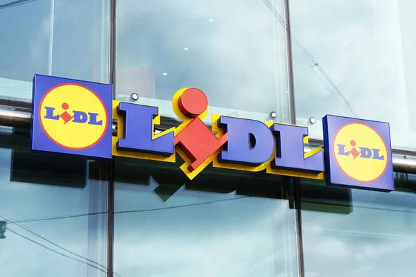 Logotipo Lidl sinal da cadeia de supermercados de encontro alemão — Fotografia de Stock