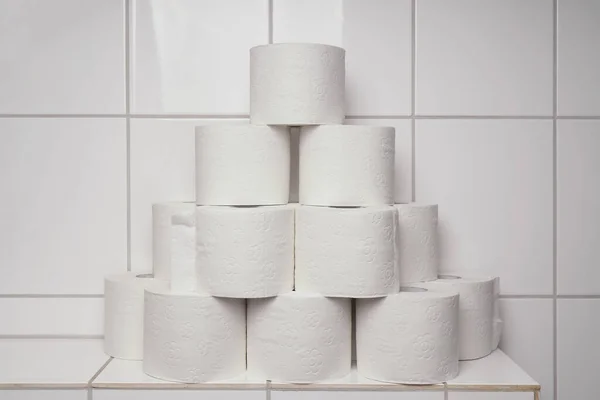 Sok tekercs WC-papír halmozott és felhalmozott — Stock Fotó