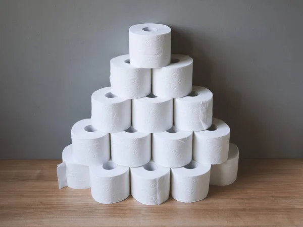 Apilados y acaparados de rollos de papel higiénico —  Fotos de Stock