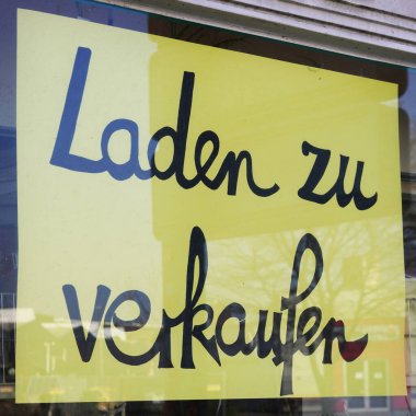 Laden zu verkaufen, Almanca 'da satılık mağaza olarak tercüme edilir - mağaza vitrininde imza - ekonomik kriz veya iş kapatma kavramı