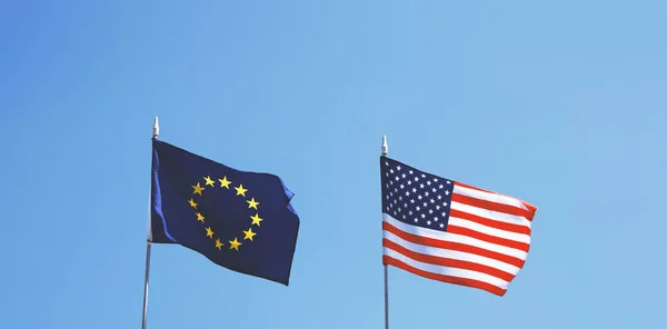 Drapeaux de l'Europe et des États-Unis d'Amérique côte à côte — Photo