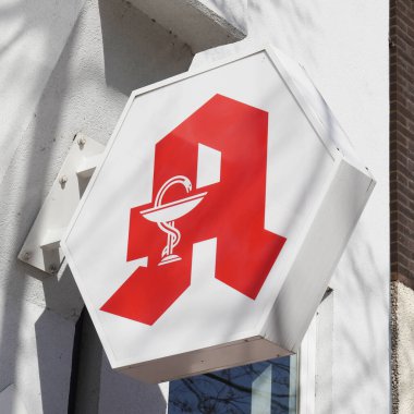 16 Mart 2020 'de Almanya' nın Hannover kentinde Apotheken-A olarak bilinen kırmızı logolu Alman eczanesi veya eczanesi