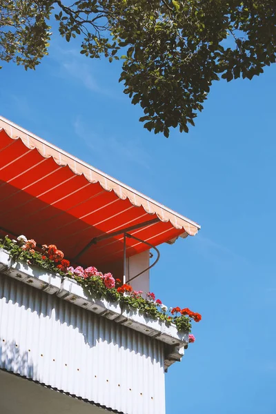 Balkong i Tyskland med geranium blomlådor och tält — Stockfoto