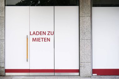 Dükkanda Almanca boş yer tabelası - Laden zu mieten mağaza anlamına gelir