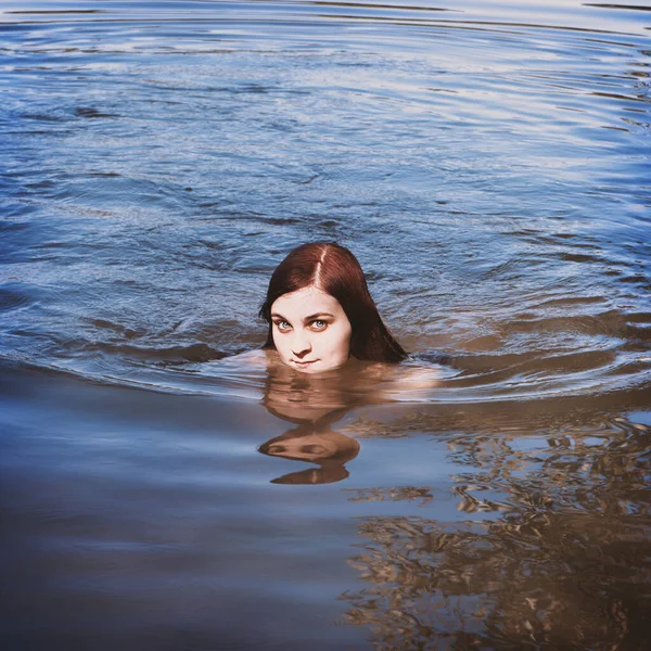 Mujer joven nadando en el lago o estanque de baño — Foto de Stock