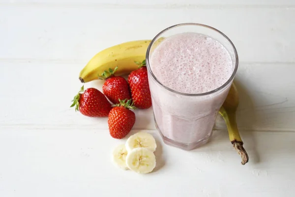 Homemade strawberry and banana milkshake smoothie — Stock Photo, Image