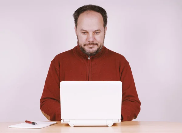 Mid adult man using netbook notebook computer to stay connected — Stock Photo, Image