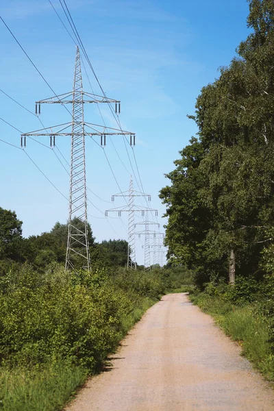 Átviteli vezeték vagy felsővezeték a vidéki földút mentén, vidéken keresztül — Stock Fotó