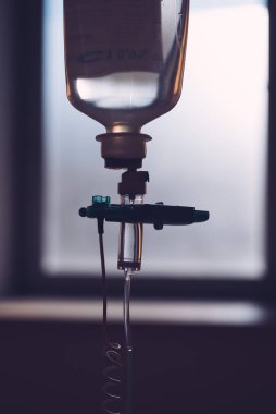 Damar içi sıvı. Hastanedeki hastaya sodyum klorür verilmiş.. 