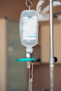 Damar içi sıvı. Hastanedeki hastaya sodyum klorür verilmiş.. 