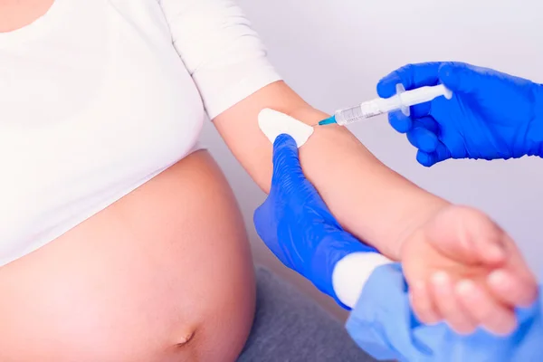 医師室の妊婦は彼女の腕に注射を受けています — ストック写真