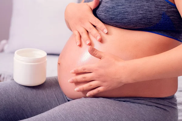妊娠中に皮膚のストレッチマークに対してボディローションで彼女の腹をこすり妊娠中の女性 — ストック写真