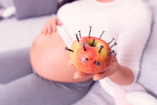 Mujer Embarazada Comiendo Manzana Rellena Con Clavos Madera Para Aumentar Fotos De Stock