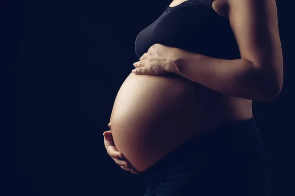 Luz Sutil Revelando Mujer Embarazada Sosteniendo Vientre Con Dos Manos Fotos de stock