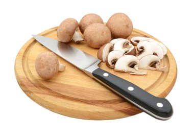 Doğrama kurulu bıçakla dilimlenmiş ve bütün kestane mantarı