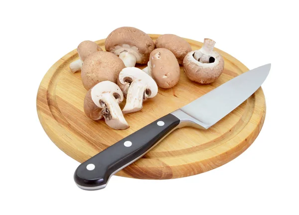 Kaštany vcelku nebo rozpůlené houby na palubě s nožem — Stock fotografie