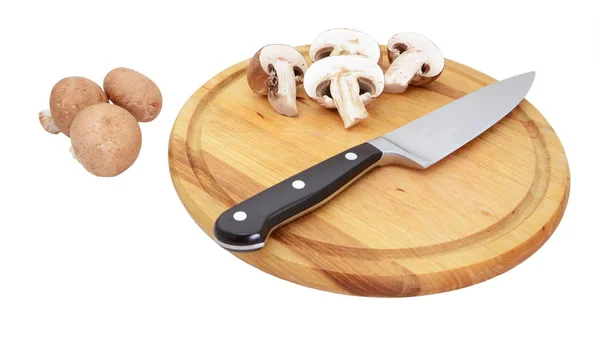 Kastanje champignons met gesneden helften op houten bord met mes — Stockfoto