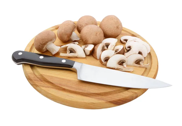 Celku a krájené kaštany houby na palubě s nožem — Stock fotografie