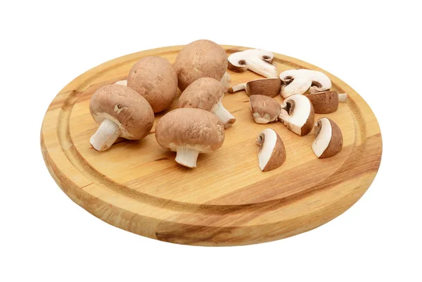 Hele en gesneden kastanje champignons op een houten snijplank — Stockfoto
