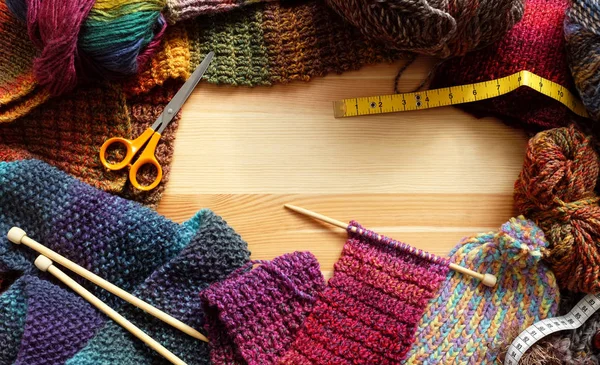 Rand van kleurrijke breien en ambachtelijke accessoires — Stockfoto