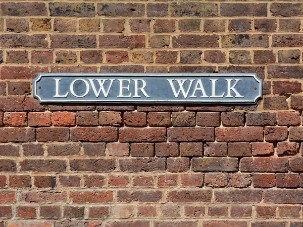 Straatnaambord op een bakstenen muur voor lagere Walk in The Pantiles — Stockfoto