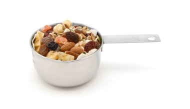 Meyve ve fındık bir ölçme fincan ile müsli tahıl