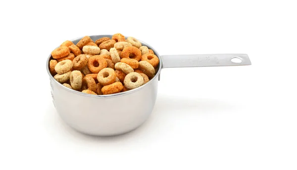 Multigrano aros desayuno cereal en una taza de medir —  Fotos de Stock