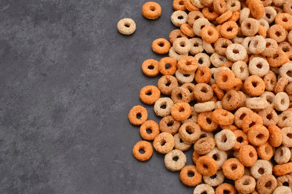 Multigrano aros desayuno cereal sobre fondo de pizarra gris —  Fotos de Stock