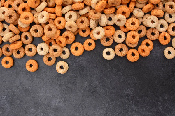 Multigrano aros desayuno cereal borde en pizarra gris oscuro —  Fotos de Stock