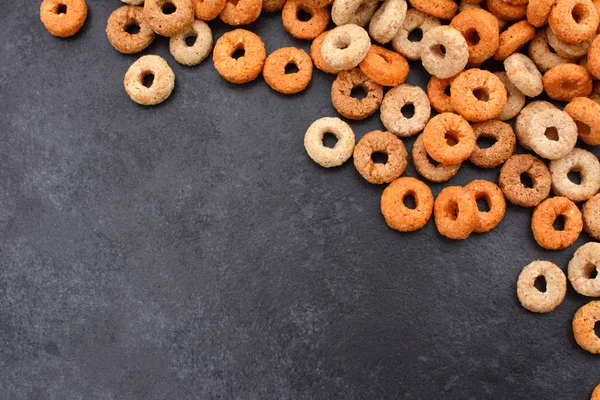 Multigrano aros desayuno cereal diagonal borde en pizarra gris —  Fotos de Stock