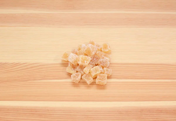Cubes de gingembre à tige cristallisée sur bois — Photo