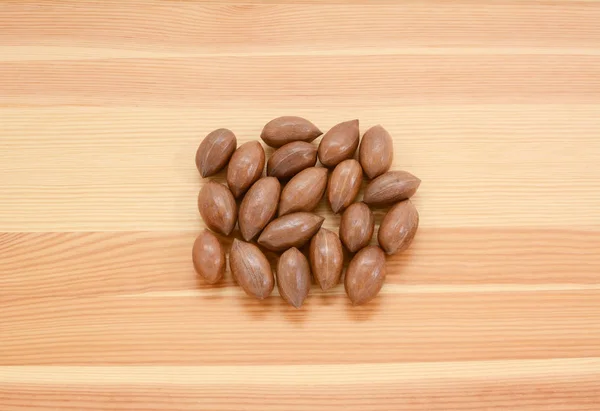 Pekanové ořechy ve skořápce na dřevo — Stock fotografie