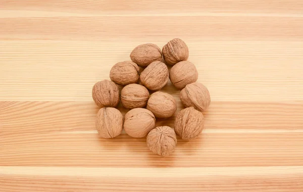 Valnötter med skal på trä — Stockfoto