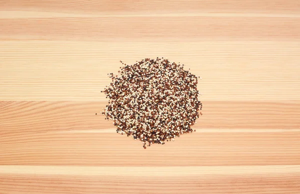 Quinoa mista rossa, bianca e nera su legno — Foto Stock