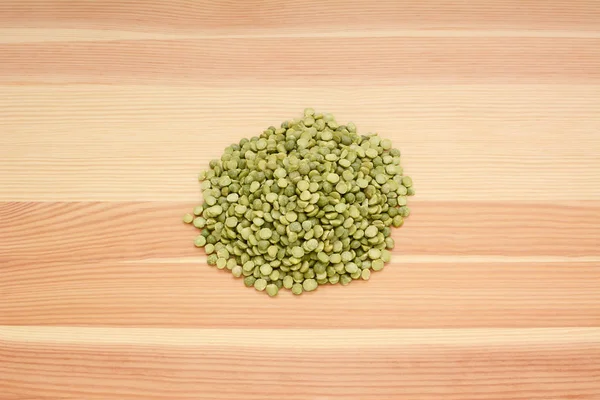 Dried green split peas on wood — Stock Photo, Image