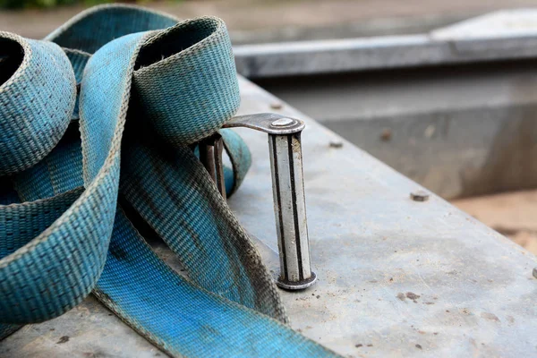 Detalhe da fivela de metal em uma cinta catraca azul — Fotografia de Stock